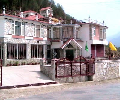 https://imgcld.yatra.com/ytimages/image/upload/t_hotel_yatra_city_desktop/v1436013353/Domestic Hotels/Hotels_Kullu/Mashoo Resort/Over_View.jpg